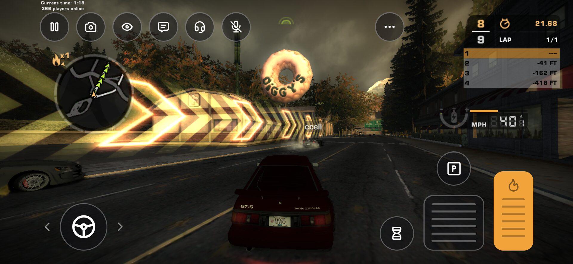 在手機上玩 NFS Most Wanted 的線上比賽：一輛掛著 MWO 車牌的 Toyota Corolla GT-S 正經過 Diggy's，方向盤在左邊，踏板在右邊